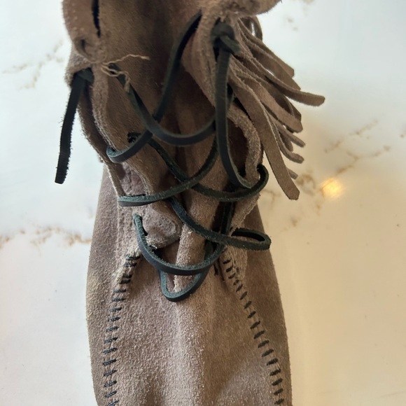 Minnetonka gray 
 ankle boot fringe  
Shoes size 10

Like new condition - Picture 3 of 4